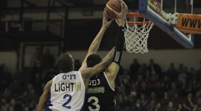 סטיבן דניס מנסה לחסום דאנק של טוני גפני (איתי כהן)