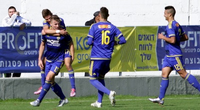 עדן קארצב חוגג עם עמית שפירא ורן וטורי (יניב גונן) עדן קארצב חוגג עם עמית שפירא ורן וטורי (יניב גונן)