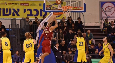 ג&acute;וש דאנקן עולה לסל (נעם מורנו)