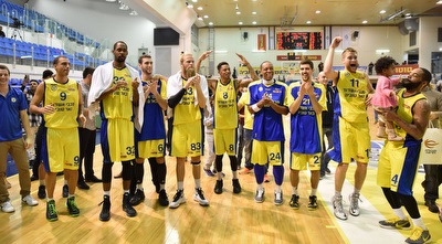 שחקני מכבי אשדוד חגגו בסיום (נעם מורנו)