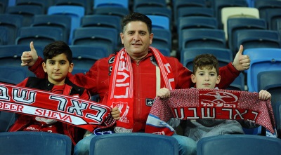 אוהדי הפועל ב&qout;ש (עמרי שטיין) אוהדי הפועל ב&qout;ש (עמרי שטיין)