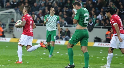 מאור בוזגלו לוקח את הכדור לאחר שכבש (עמית מצפה) מאור בוזגלו לוקח את הכדור לאחר שכבש (עמית מצפה)