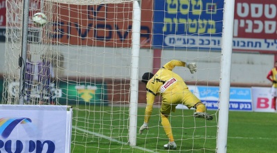 איתמר ניצן צופה בכדור נכנס (עמית מצפה) איתמר ניצן צופה בכדור נכנס (עמית מצפה)