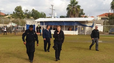 השוטרים מגיעים למגרש