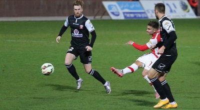 קלאודיו בומבה בועט, ז&acute;אורז&acute;יניו מביט (עמית מצפה)