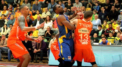 אייק אופייבו נאבק ביחזקאל סקוורר (משה חרמון)
