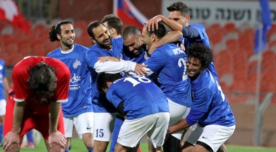 שחקני נבחרת ישראל חוגגים (יניב גונן)