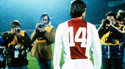 במדי אייאקס. תמיד היה מקורב ליהדות  (מערכת ONE)