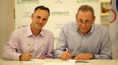 יגאל כרמי ורון פורת חותמים על ההסכם (אחמד מוררה) יגאל כרמי ורון פורת חותמים על ההסכם (אחמד מוררה)