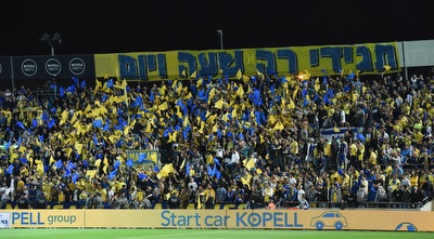 אוהדי מכבי ת&qout;א. מריחים אליפות (נעם מורנו) אוהדי מכבי ת&qout;א. מריחים אליפות (נעם מורנו)