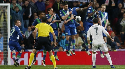 כריסטיאנו רונאלדו כובש בבעיטה חופשית (רויטרס) כריסטיאנו רונאלדו כובש בבעיטה חופשית (רויטרס)