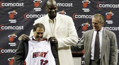 שאקיל אוניל מוצג במדי מיאמי היט (רויטרס) שאקיל אוניל מוצג במדי מיאמי היט (רויטרס)