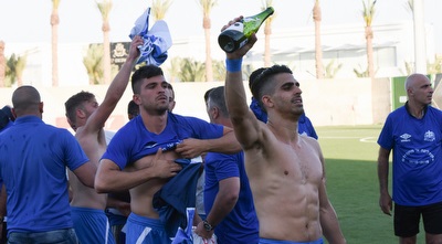 חוגגים עלייה בשעריים (נעם מורנו) חוגגים עלייה בשעריים (נעם מורנו)