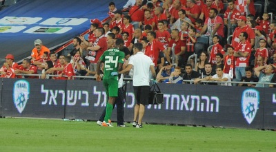 גליינור פלט יורד מהמגרש לאחר פציעתו (עמרי שטיין) גליינור פלט יורד מהמגרש לאחר פציעתו (עמרי שטיין)