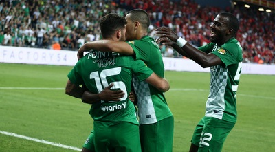 אלירן עטר חוגג עם גילי ורמוט ורומאריו פירס (עמית מצפה) אלירן עטר חוגג עם גילי ורמוט ורומאריו פירס (עמית מצפה)