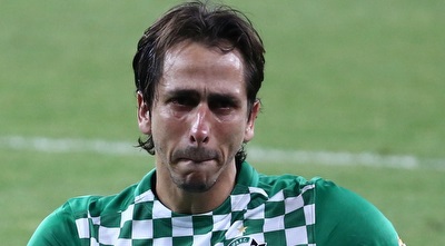 יוסי בניון בוכה מאושר בסיום המשחק (עמית מצפה) יוסי בניון בוכה מאושר בסיום המשחק (עמית מצפה)