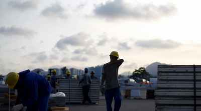 הפועלים בעבודתם בריו (רויטרס)