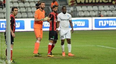 ברונו פיניירו שומר על אוסטין אמוטו (ניסן עייש) ברונו פיניירו שומר על אוסטין אמוטו (ניסן עייש)