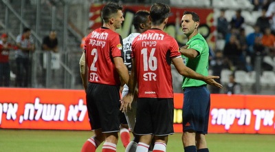 רועי ריינשרייבר מסביר לטאדאס קיאנסקאס וברונו פיניירו (ניסן עייש) רועי ריינשרייבר מסביר לטאדאס קיאנסקאס וברונו פיניירו (ניסן עייש)