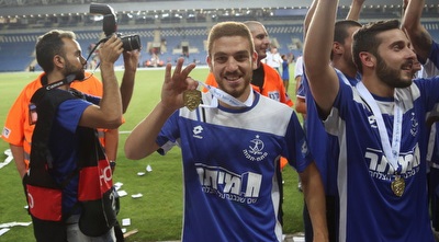 פז בן ארי עם המדליה. שער יקר מפז (מוחמד מוררה)