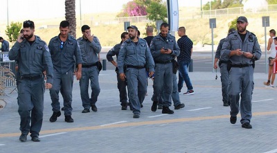 שוטרים ליד טוטו-טרנר (אחמד מוררה) שוטרים ליד טוטו-טרנר (אחמד מוררה)