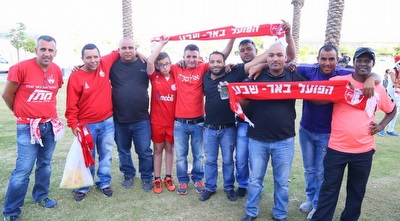 אוהדי הפועל ב&qout;ש (מרטין גוטדאמק) אוהדי הפועל ב&qout;ש (מרטין גוטדאמק)