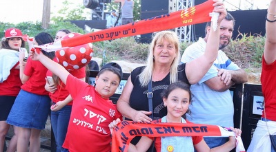 אוהדי הפועל באר שבע חוגגים (מרטין גוטדאמק)