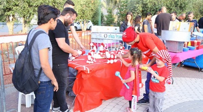 אוהדי הפועל באר שבע קונים מזכרות (מרטין גוטדאמק)