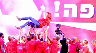 שחקני הפועל באר שבע מקפיצים את אלונה ברקת (מרטין גוטדאמק)