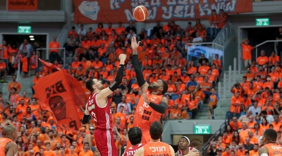 מונרו מול גפני בכדור הפתיחה (אורן בן חקון) מונרו מול גפני בכדור הפתיחה (אורן בן חקון)