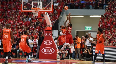 אי ג´יי רולנד עולה לסל (נעם מורנו) אי ג´יי רולנד עולה לסל (נעם מורנו)