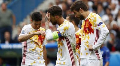 שחקני נבחרת ספרד מאוכזבים (רויטרס)