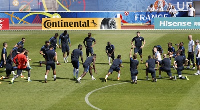 שחקני נבחרת צרפת עורכים אימון (רויטרס)