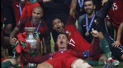 רונאלדו ונבחרת פורטוגל חוגגים זכייה בגביע (רויטרס)