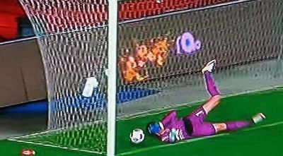 הכדור שנגח איגייבור עובד את הקו (צילום מסך) הכדור שנגח איגייבור עובד את הקו (צילום מסך)