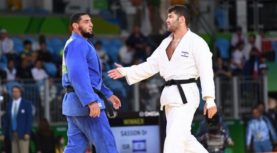 אורי ששון מנסה ללחוץ יד למצרי (עמית שיסל) אורי ששון מנסה ללחוץ יד למצרי (עמית שיסל)