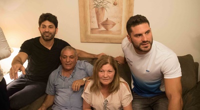 משפחתו של אורי ששון מתרגשת (מוחמד מוררה) משפחתו של אורי ששון מתרגשת (מוחמד מוררה)