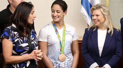 שרה נתניהו ומירי רגב עם ירדן ג&acute;רבי (רדאד ג&acute;בארה)