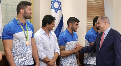 בנימין נתניהו עם גולן פולק, אורן סמדג&acute;ה ואורי ששון (רדאד ג&acute;בארה)