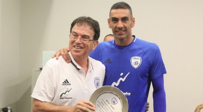 גורש מקבל את צלחת ההוקרה: &qout;הכי חשוב זה בריאות, השאר בונוס&qout; גורש מקבל את צלחת ההוקרה: &qout;הכי חשוב זה בריאות, השאר בונוס&qout;