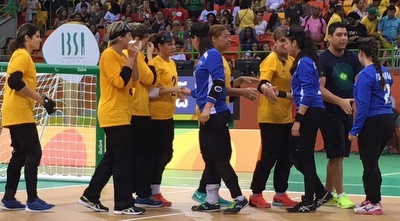 שחקניות ישראל וברזיל בסיום המשחק (קרן איזיקסון)