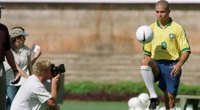 עושה פוזות לצלמים (רויטרס)