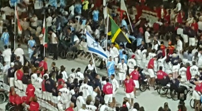 מורן סמואל נושאת את דגל ישראל בטקס הנעילה (קרן איזיקסון)