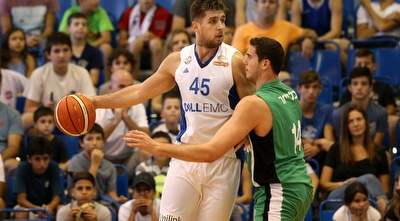 עוז בלייזר שומר על חליל קאנסביץ&acute; (אחמד מוררה)