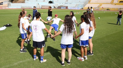 הבנות בהפנינג באצטדיון רמת גן (איציק בלניצקי)