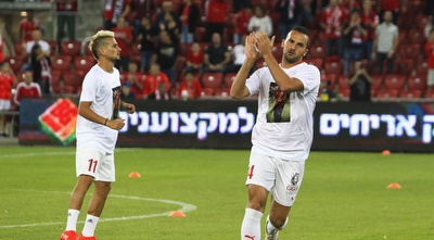 שהר ובוזגלו עם החולצות לזכרו של בנצי בלומנפלד ז&qout;ל (משה חרמון) שהר ובוזגלו עם החולצות לזכרו של בנצי בלומנפלד ז&qout;ל (משה חרמון)