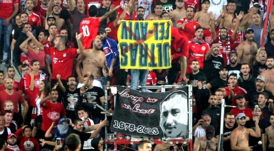 אוהדי הפועל ב&qout;ש עם השלט של מכבי ת&qout;א (משה חרמון) אוהדי הפועל ב&qout;ש עם השלט של מכבי ת&qout;א (משה חרמון)