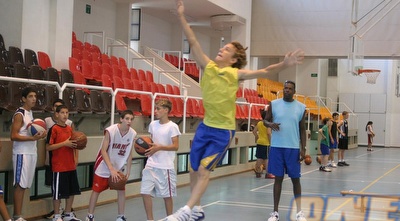 אולסי פרי מלמד את הילדים כדורסל (ONE)