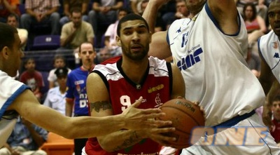 סימונס במדי הגליל. היה קרוב לקחת אליפות למכבי בפעם הראשונה סימונס במדי הגליל. היה קרוב לקחת אליפות למכבי בפעם הראשונה