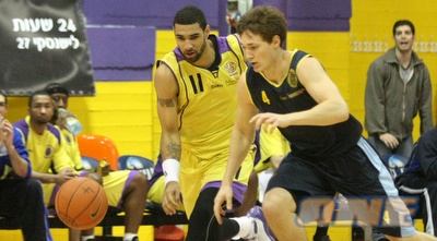 סימונס במדי הפועל חולון. עונה מוצלחת במיוחד (גבע תלם) סימונס במדי הפועל חולון. עונה מוצלחת במיוחד (גבע תלם)